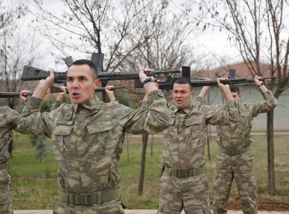 <p>Ankara'nın Polatlı ilçesindeki 58. Topçu Tugay Komutanlığında silah altına alınan bedelli askerlik yükümlüleri eğitimlerini eksiksiz yerine getiriyor. Tüfekli-tüfeksiz yanaşık düzen eğitimi verilen askerler, yüksek disiplin içinde komutanlarından aldıkları emirleri uyguluyor.</p>
