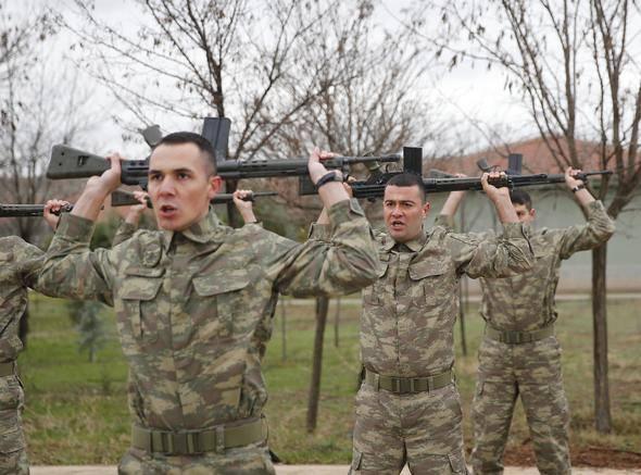 <p>Ankara'nın Polatlı ilçesindeki 58. Topçu Tugay Komutanlığında silah altına alınan bedelli askerlik yükümlüleri eğitimlerini eksiksiz yerine getiriyor. Tüfekli-tüfeksiz yanaşık düzen eğitimi verilen askerler, yüksek disiplin içinde komutanlarından aldıkları emirleri uyguluyor.</p>