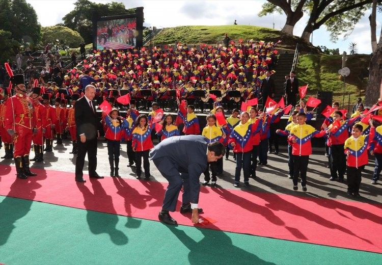 <p>Maduro, yere düşen bayrağı yerden kaldırdı.</p>

<p>O anlar kameralara böyle yansıdı...</p>

