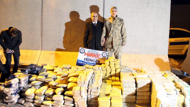 <p>Erzincan İl Emniyet Müdürlüğü ekiplerince Erzincan’da yaklaşık 1 ton eroin maddesi ele geçirildi.</p>

