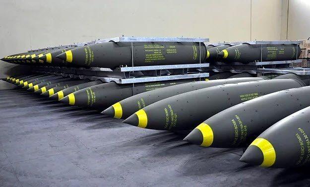 <p>NÜFUZ EDİCİ BOMBA</p>

<p> </p>

<p>Nüfuz Edici Bomba (NEB), yer üstü ve yer altındaki hedeflere karşı kullanılmak üzere tasarlanan, Ardışık Delici Harp Başlığı teknolojisine sahip, Türkiye'de geliştirilen ilk beton delici mühimmattır. Nüfuz Edici Bomba (NEB) testlerde hedefleri başarıyla vurarak, yapay veya mağara gibi doğal sığınakları yok edebiliyor. 2,5 metre boyunda 870 kilogram ağırlığındaki bomba, TSK envanterindeki savaş uçaklarının tümüne takılabiliyor. Bombanın seri üretimi Makina ve Kimya Endüstrisi Kurumu (MKEK) tesislerinde yapılıyor.</p>

<p> </p>

<p>.</p>
