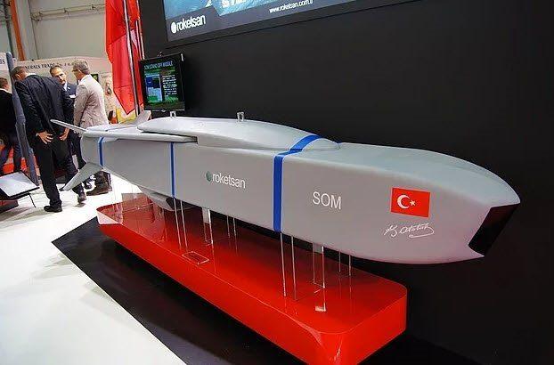 <p>SOM SEYİR FÜZESİ</p>
<p>SOM Seyir Füzesi, TÜBİTAK SAGE tarafından geliştirilen, üretimi ise ROKETSAN tarafından yapılan yüksek kesinlikli, kara, deniz ve hava platformlarından atılabilen yeni nesil bir seyir füzesidir. 2006'dan beri tasarlanan füze, Türkiye'nin yerli imkanları ile, kuş-bakışı 180 km uzaklıktaki sabit ve hareketli hedefleri vurmak için ürettiği ilk füzedir. İlk versiyonunda 230 kg harp başlığına sahip olan toplamda 600 kg ağırlığındaki füze, tüm hava şartlarında görev yapabiliyor.</p>
<p>.</p>