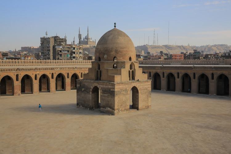 <p>Mısır'daki "ilk Türk devleti" olarak bilinen Tolunoğulları devletinin kurucusu Ahmet bin Tolun tarafından yaptırılan cami, başkent Kahire'deki Fustat'ın (eski şehir) kuzeydoğusunda yer alıyor.</p>

<p> </p>
