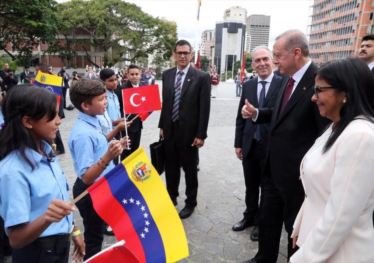 <p>Türkiye Cumhurbaşkanı Recep Tayyip Erdoğan, Venezuela’nın başkenti Karakas’taki temasları kapsamında Simon Bolivar Anıt Mezarı'nı ziyaret etti. Cumhurbaşkanı Erdoğan, anıt mezara gelişinde ellerinde Venezuela ve Türk bayraklarıyla kendisini karşılayan çocuklarla sohbet ederek fotoğraf çektirdi.</p>

<p> </p>
