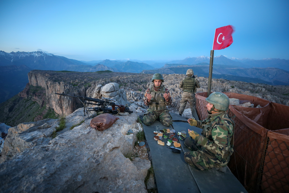 <p><strong>Mehmetçik’ten ilk iftar</strong></p>

<p>Hakkari'nin Irak sınırındaki Şemdinli ilçesinin Balkaya Dağları'nda vatan savunmasındaki Mehmetçik, ramazan ayında iftarın en erken açıldığı bölgede iftar yaptı.  </p>

<p>Özkan Bilgin  </p>
