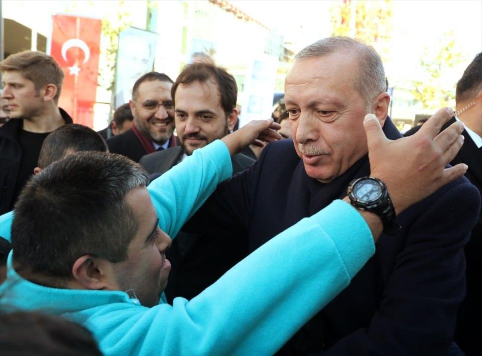<p>Türkiye Cumhurbaşkanı Recep Tayyip Erdoğan, Üsküdar'da Toplu Açılış Töreni'ne katıldı. Cumhurbaşkanı Erdoğan, programa gelişinde kendisine sevgi gösterisinde bulunan engelli çocuklarla yakından ilgilendi.</p>

<p> </p>
