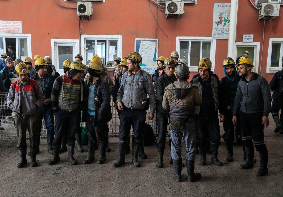 <p>Kimi ekmek parası, kimi erken emeklilik hakkından faydalanmak kimi ise başka bir meslek bilmediği için toprak altına inen madenciler, dünyanın en zor meslekleri arasında gösterilen işlerini, ölümü göze alarak sürdürüyor.</p>
<p> </p>