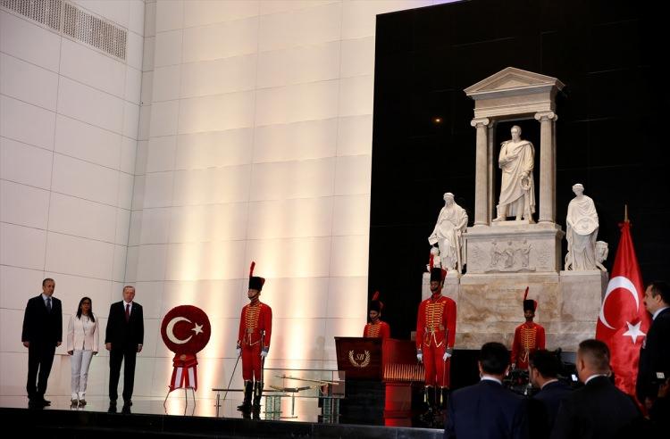 <p>Türkiye Cumhurbaşkanı Recep Tayyip Erdoğan, Venezuela’nın başkenti Karakas’taki temasları kapsamında Simon Bolivar Anıt Mezarı'nı ziyaret ederek çelenk bıraktı. Cumhurbaşkanı Erdoğan'a Venezuela Devlet Başkan Yardımcıları Delcy Rodriguez ve Tareck El Aissami de eşlik etti.</p>
<p> </p>