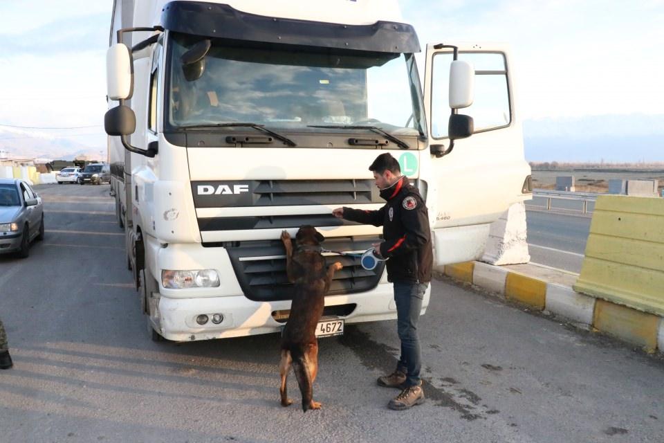 <p>Erzincan Emniyet Müdürlüğü, 5 zanlının da gözaltına alındığı bu operasyondaki başarısıyla tarihi rekora imza atarken Odin de narkotik dedektör köpekleri arasında yine "Cumhuriyet tarihinde tek seferde en yüklü miktardaki eroinin yakalanmasına destek veren köpek" olarak tarihe geçti.</p>
<p> </p>