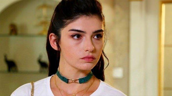 <p>Hazar Ergüçlü 26 yaşında.</p>

<p> </p>

<p> </p>

<p> </p>
