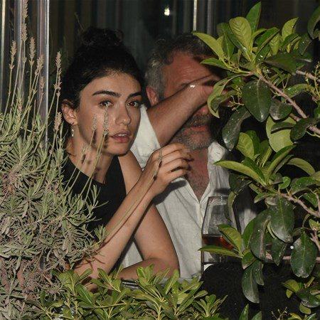 <p>Ünlü oyuncu Hazar Ergüçlü, kendisinden 19 yaş büyük sevgilisi ile.</p>

<p> </p>
