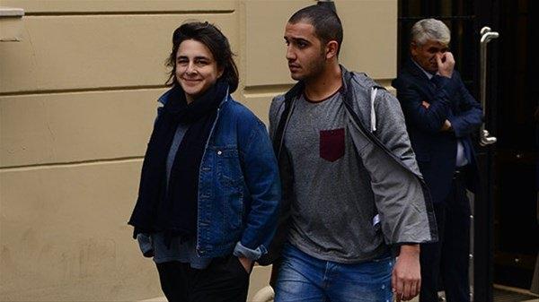 <p> Esra Dermancıoğlu 48 yaşında, kendisinden 16 yaş küçük sevgilisi Ömer Güneş ise 32. </p>
<p> </p>
