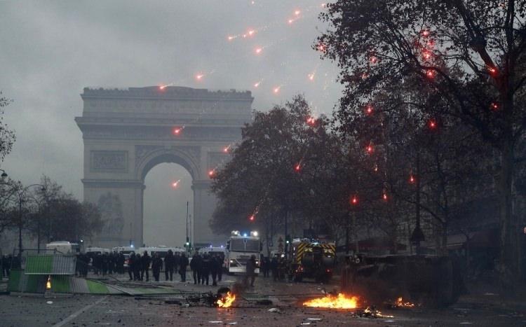 <p>Fransa genelinde başlayan ve akaryakıt fiyatlarına yapılan zamların protesto edildiği ‘sarı yelekliler’ eylemlerinde bugün 700'den fazla protestocu gözaltına alındı.</p>
