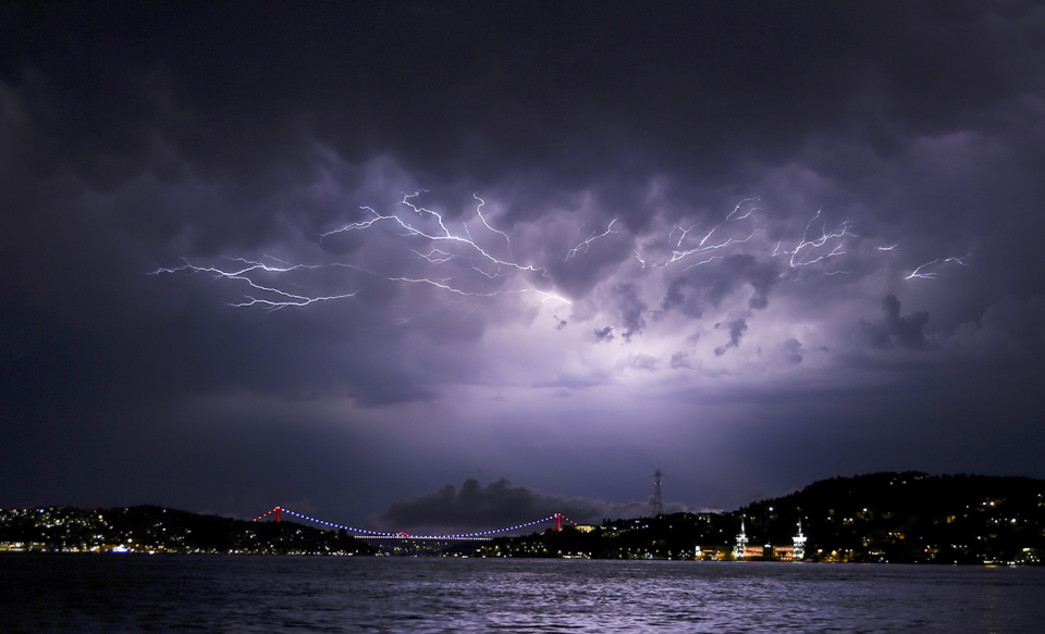 <p><strong>Boğaz’ın şimşekleri</strong></p>
<p>İstanbul'da gece saatlerinde sağanak etkili oldu. Yağışla beraber yıldırım ve şimşekler gökyüzünü aydınlattı. </p>
<p>Emrah Yorulmaz </p>
