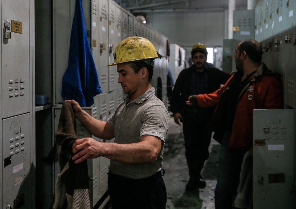 <p><strong>"Kömür olmazsa biz de olmayız" </strong></p>

<p>Madenciliği bıraktıktan sonra erken yaşta emekli olabilmek için 4 yıl önce yeniden madende çalışmaya başladığını belirten Cengiz Furuncu ise şunları kaydetti:</p>

<p>"Yaşım ilerlese de emekli olmak için madenciliği yapıyorum. Milli servet, emeğimiz ve alın terimiz olan kömürün yer üstüne çıkarılmasında büyük bir gayretle çalışıyoruz. Madenciliği artık bir yaşam tarzı olarak görüyoruz. Kömür bizim hayatımız, varlık sebebimiz. Kömür olmazsa biz de olmayız, biz olmazsak kömür de olmaz." </p>
