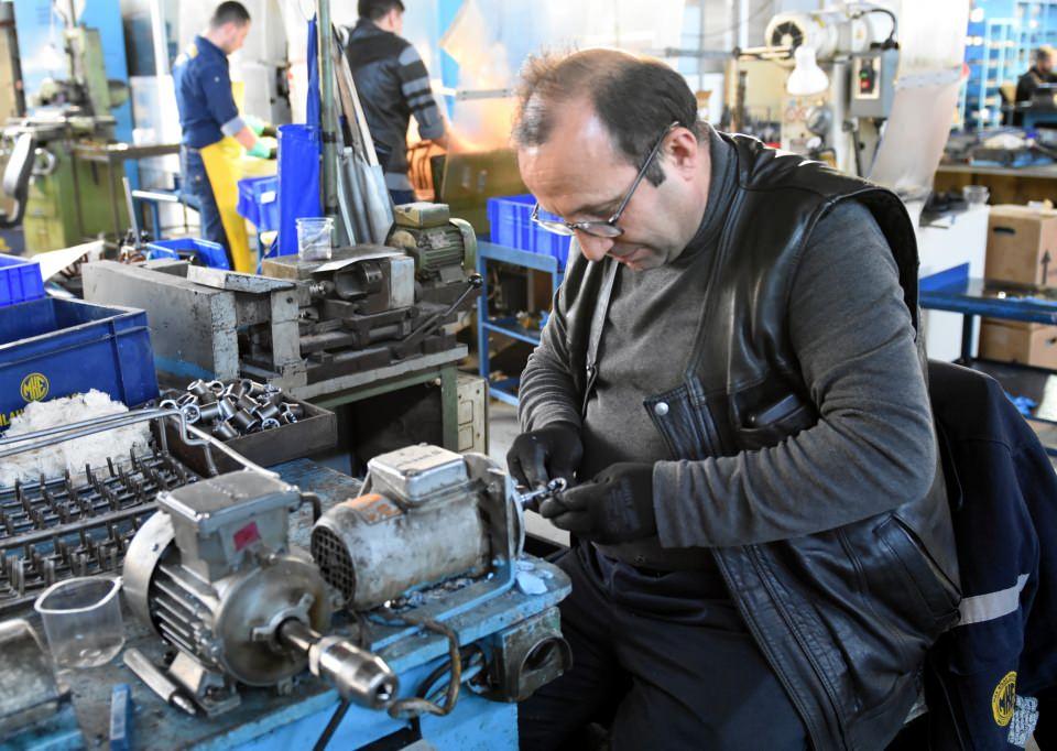 <p>Dakikada 700 mermi atabilen, 4 kilo 180 gram ağırlığında gövde yapısına ve 7,62 milimetre namluya sahip MPT-76, 600 metreye kadar etkili bir menzile ve 12 bin atıma kadar namlu ömrüne sahip.</p>
<p> </p>