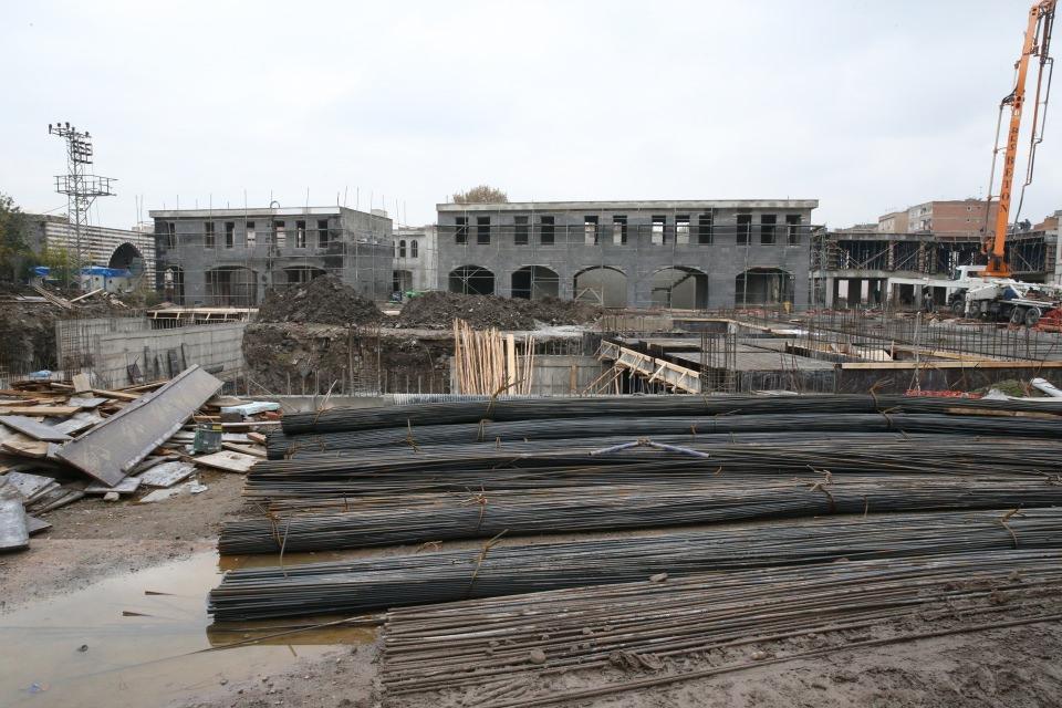 <p>Sur Kaymakam Abdullah Çiftçi AA muhabirine yaptığı açıklamada, güvenlik güçlerince düzenlenen operasyon sayesinde söz konusu mahallelerin teröristlerden arındırıldığını anımsattı.</p>
<p>Ardından mahallelerde zarar gören altyapı, bina ile tarihi ve kültürel yapıların onarımına başlandığını dile getiren Çiftçi, bu kapsamda kanalizasyon ile içme ve yağmur suyu şebekelerinin yenilendiğini, yol yapıldığını kaydetti.</p>
<p>Çiftçi, Gazi, İzzet Paşa ve Melik Ahmet caddelerinin sokak sağlıklaştırma ve cephe yenileme çalışmaları sayesinde çok güzel hale dönüştüğünü, esnaf ve vatandaşın da bundan büyük memnuniyet duyduğunu vurguladı.</p>