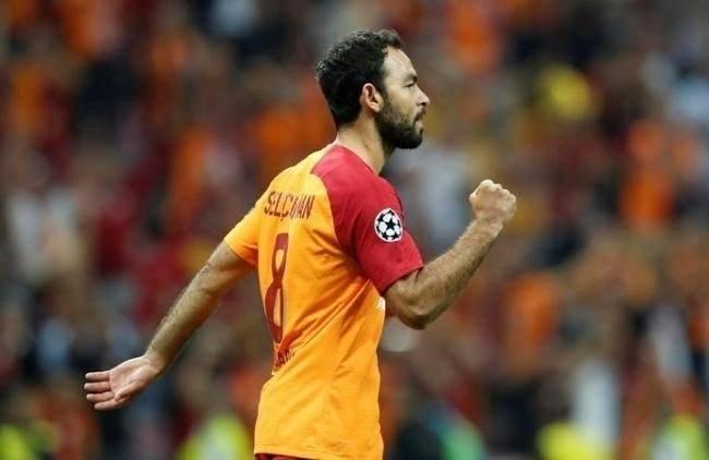 <p>Biz de bilmiyoruz. Galatasaray kulübüne mal olmuş bir futbolcunun, futbolu Galatasaray'da bırakmasından yanayım. Yüksek maaşı, biz isteyip de karşı taraf vermeyebilir veya tam tersi başka kulüp verebilir. Kulüplere ben şunu söylüyorum, talep varsa rakam yükselir, talep yoksa düşer.</p>
