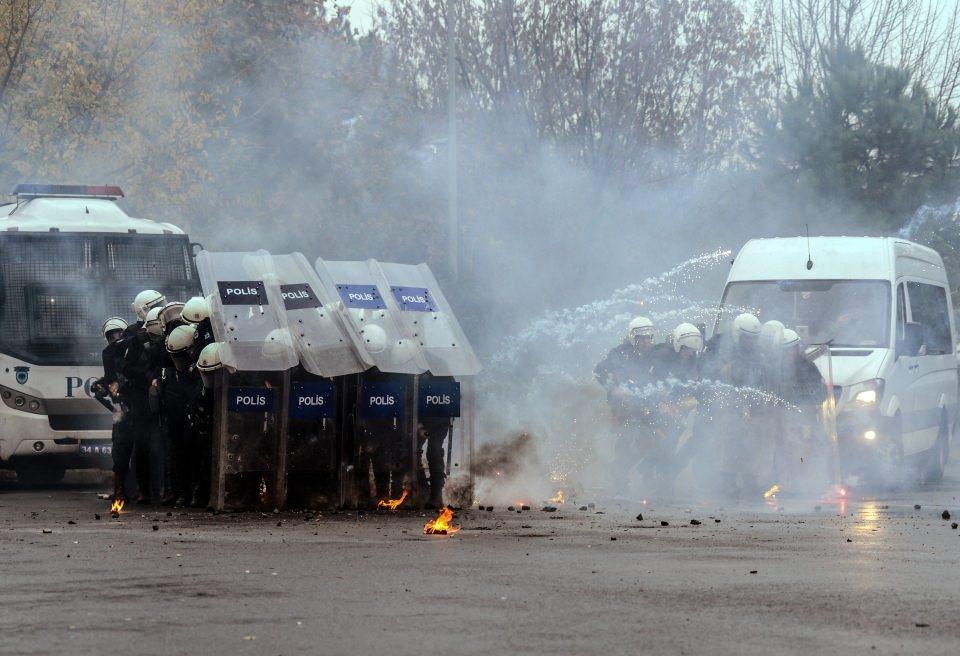 <p>Güzel tepkiler alıyoruz 'Helal olsun size kızlar' diyorlar. Bu tepkiler tabi hoşumuza gidiyor. Çevik kuvvet polisiyseniz pek mümkün değil, kendimize çok vakit ayıramıyoruz.</p>