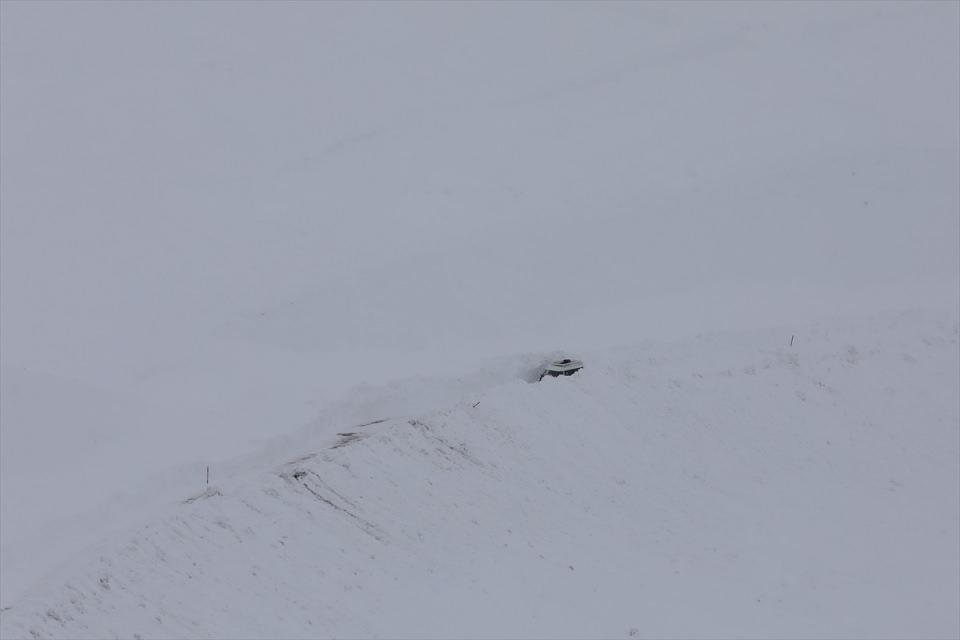 <p>Tek şeritten trafiğin sağlandığı yolda genişletme çalışmalarına devam eden ekipler, araçlarıyla yolda mahsur kalan sürücüleri de kurtardı.</p>
<p> </p>