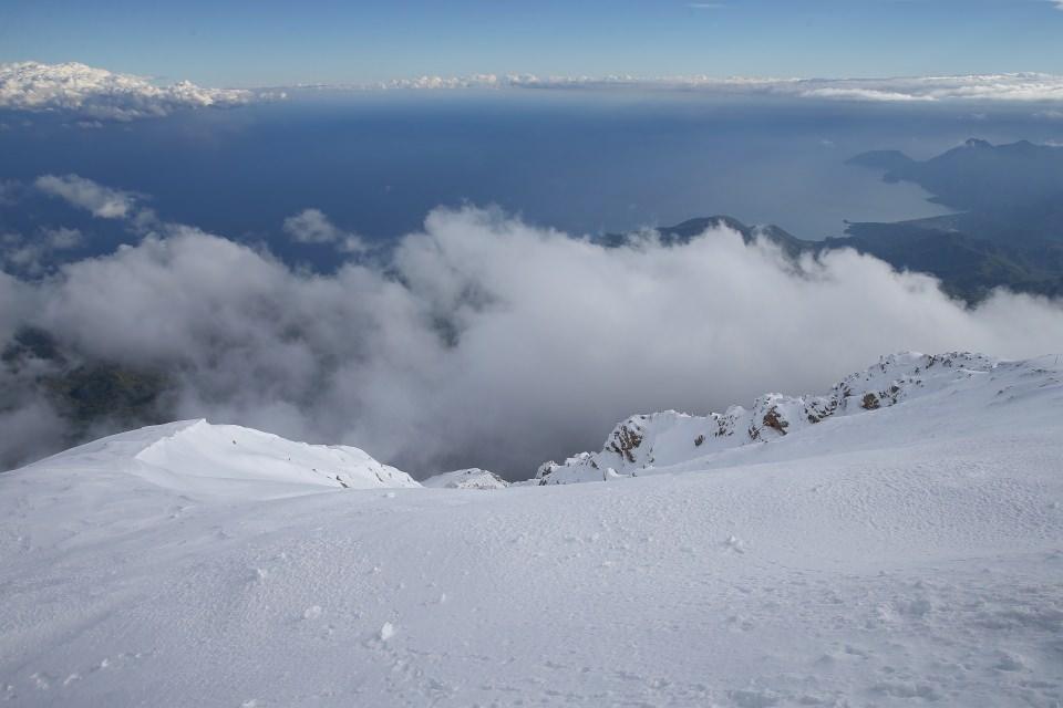 <p>Olimpos Teleferik Reklam, Medya ve Halkla İlişkiler Müdürü Fatih Koyuncu da aralık ayında deniz suyu sıcaklığının ortalama 20 derece, Tahtalı'da ise - 3 derece olduğunu ve yaklaşık bir metre kar bulunduğunu ifade etti. </p>
<p> </p>
