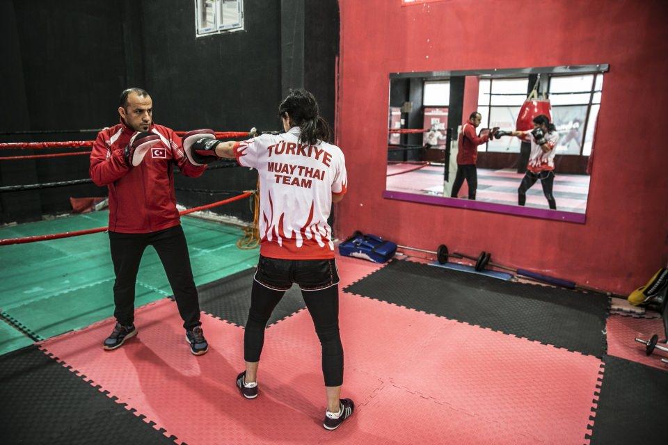 <p>Babasının yönlendirmesiyle küçük yaşta dövüş sporlarına başlayan 18 yaşındaki İrem, Mustafa Kemal Üniversitesi Beden Eğitim ve Spor Yüksekokulu'ndaki eğitimine de devam ederek Muay Thai Dünya Şampiyonası hazırlıklarını sürdürüyor.</p>

<p> </p>
