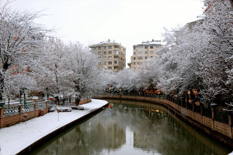 <p>Eskişehir'de gece saatlerinde etkili olan kar yağışı nedeniyle şehir beyaza büründü. Kent merkezinden geçen Porsuk Çayı ve çevresinde seyirlik görüntüler oluştu.</p>
<p></p>