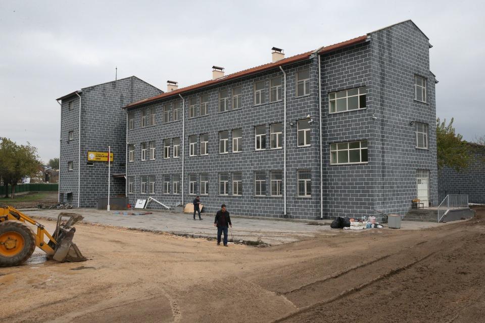 <p><strong>"Kilise ve cami ayrım gözetmeden ihya ediliyor"</strong></p>
<p>Sur ilçesinin tarih boyunca barış ve kardeşliğe, dinler arası hoşgörüye ev sahipliğini yaptığını hatırlatan Çiftçi, "Burada kiliseyle camiyi komşu görebilirsiniz. Bunların hepsi bizim değerimizdir, hepsinin ihyası noktasında çalışmalar sürüyor. Vakıflar Bölge Müdürlüğü 18 eseri restore ediyor. Bunlar kilise ve cami ayrımı gözetmeden ihya ediliyor." ifadelerini kullandı.</p>