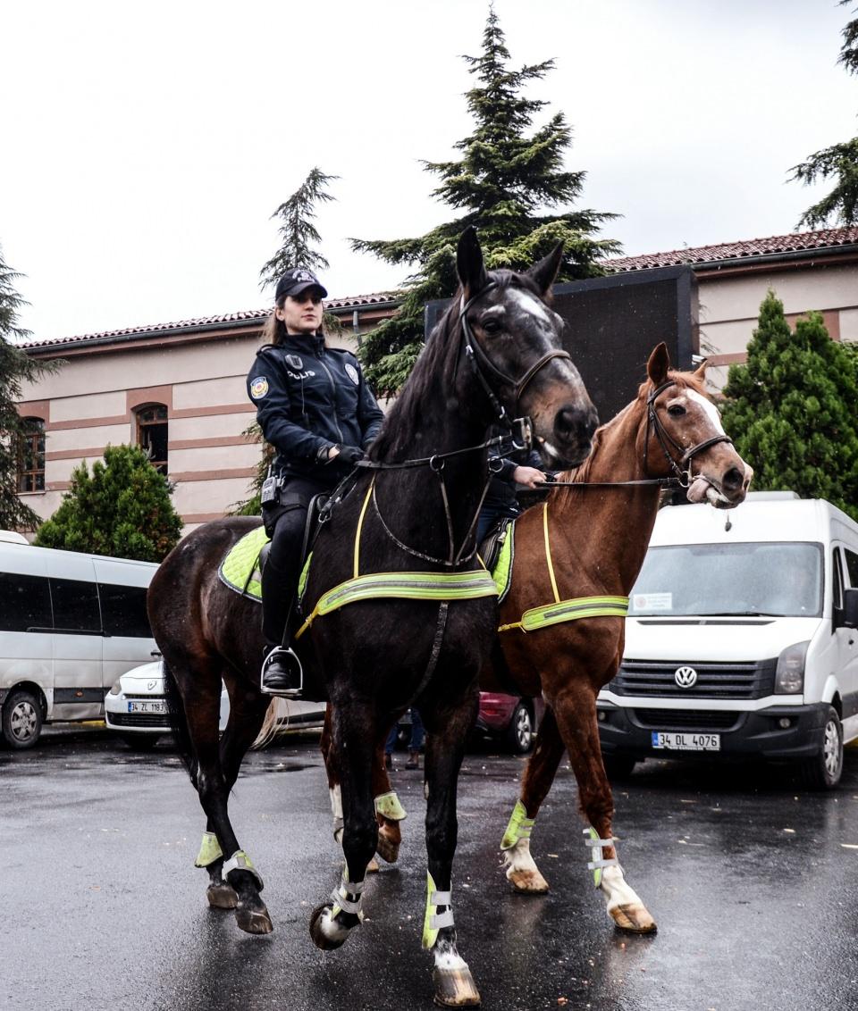 <p>Burada eğitimlerde gerçekten üstümüze eylemcilerin attığı gibi taş ve benzeri yabancı cisimler atılıyor. Gönlünde vatan millet aşkı olan herkese polis olmalarını tavsiye ediyorum” ifadelerini kullandı. </p>