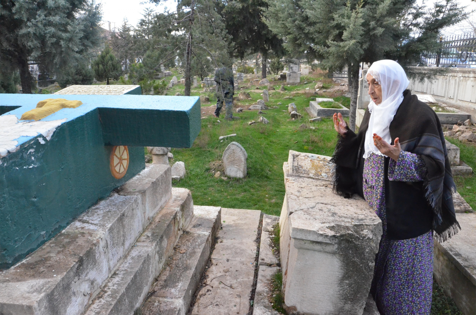 <p><strong>"Hayalini yeğenleri gerçekleştirdi" </strong></p>
<p> </p>
<p>Baştimur, ölen ağabeyinin hayalini yeğenlerinin gerçekleştirdiğini aktararak, bundan dolayı ailecek çok mutlu olduklarını dile getirdi. </p>
<p>Mezarlığın bulunduğu Şehit Fevzi Mahallesi'nin Muhtarı Sami Cengil ise uçak mezarın mahallelerinin sembolü olduğunu ifade etti. Cengil, "Çocuk yaşta hayali pilot olan bir kardeşimiz bir gün evin çatısından 'ben uçacağım siz de göreceksiniz' diyerek uçuyor sonra ölüyor. Babası da oğlu için bu mezarı yaptırıyor. Bu mezar daha önce tahrip olmuştu büyükşehir belediyesi bu mezarı restore etti" diye konuştu.</p>