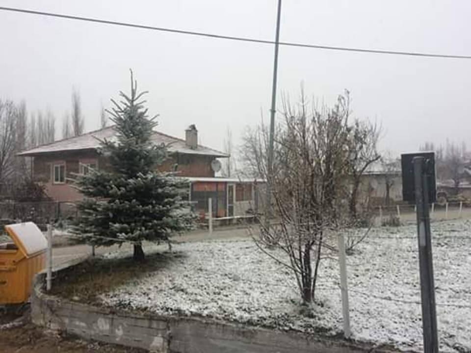 <p>Ödemiş ilçesine bağlı Bozdağ Mahallesi'nde etkili olan kar nedeniyle yerler karla kaplandı.</p>
