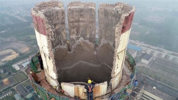 <p>Çin'de bulunan bu binanın baca kısmını yıkmaya çalışan çalışanlar metrelerce yükseklikte çalışmak zorunda kalıyor.</p>
