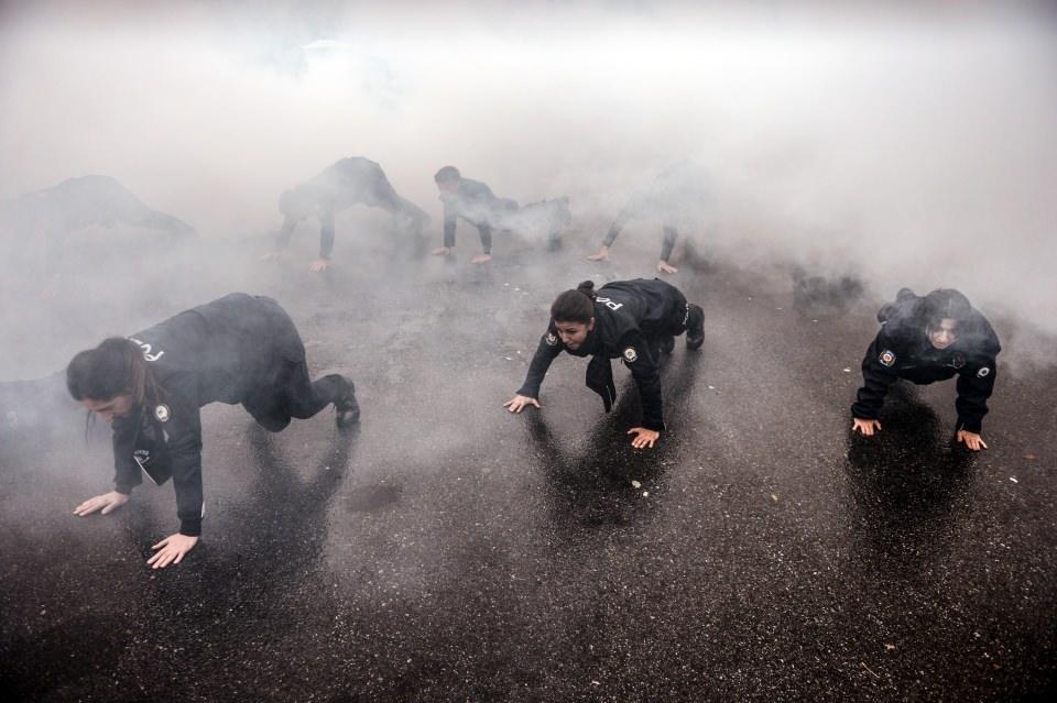 <p><strong>200 kadın çevik kuvvet polisi görev yapıyor </strong></p>
<p><br />
Çevik Kuvvet Şube Müdürlüğü bünyesinde, 200’ü kadın 3 bin 300’ü erkek olmak üzere 3 bin 500 tane polis memuru görev yapıyor. </p>