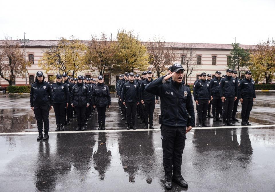 <p>Çevik kuvvet polisleri zorlu hava şartlarında da eğitimlerini aksatmıyorlar. Her sabah şınav ile başlayan eğitimlerde şehit polisler de unutulmuyor. Görevli eğitmen şınav çekilirken şehit polislerin isimlerini sayıyor. Eğitimdeki polisler ise hep bir ağızdan ‘burada’ diyerek bağırıyor. </p>
<p> </p>