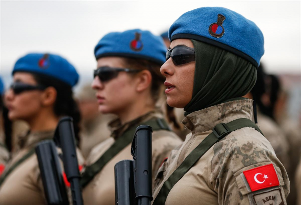 <p>Yakın dövüş gösterisi izleyicilerden büyük alkış alan kadın uzman erbaşlardan Hacer Akkuş ve Fatma Öztürk de asker yakınlarının çocuklarını sevdi. </p>
<p> </p>