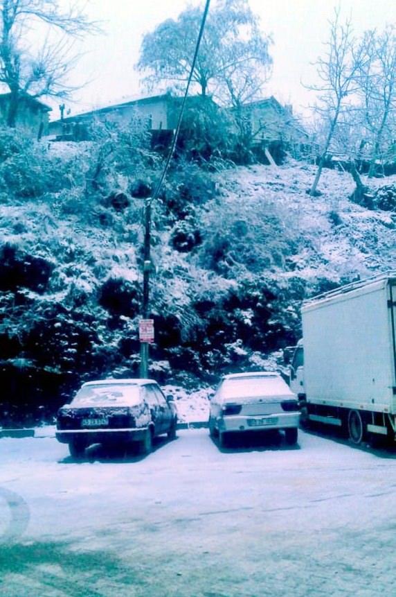 <p>Manisa'nın Turgutlu ilçesinde, bugün öğleden sonra başlayan kar yağışıyla kentin yüksek kesimleri beyaza büründü.</p>
