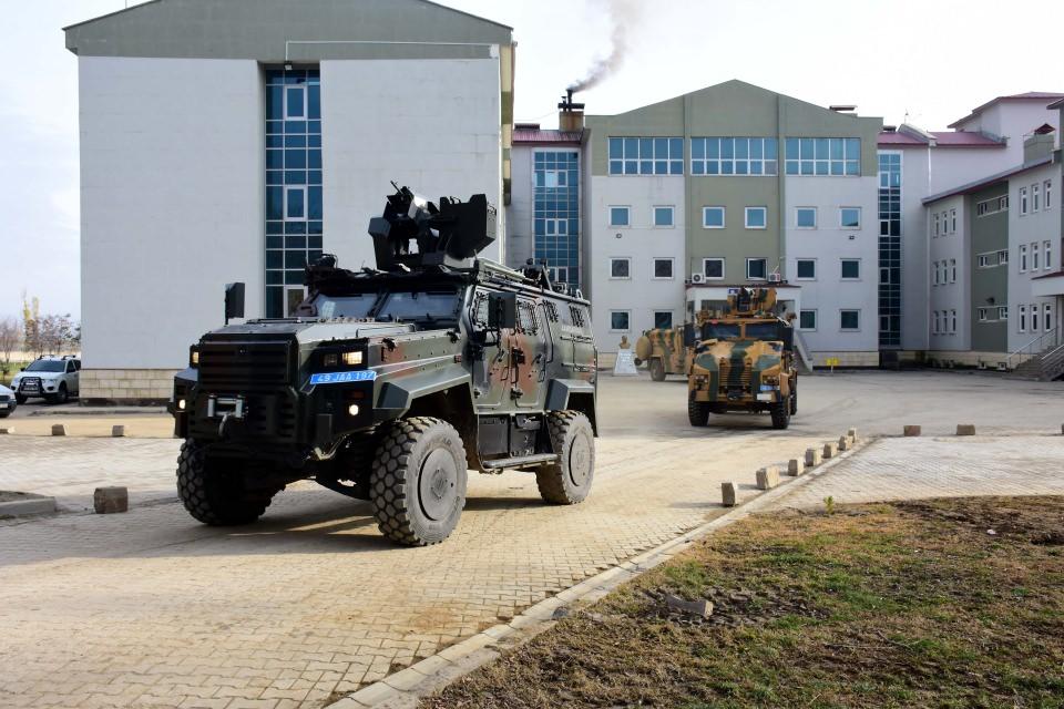 <p>"Alparslanlar" ve "Kılıçlar", son 2 yılda gerçekleştirdikleri operasyonlarda da 40 PKK'lı teröristi etkisiz hale getirdi, 69 sığınak ile içerisindeki patlayıcı, mühimmat ve yaşam malzemelerini imha etti. </p>
<p> </p>