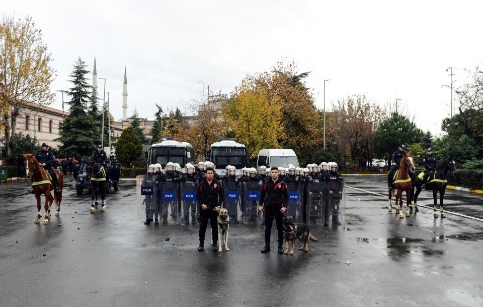 <p><strong>“Kişisel bakımımıza zaman ayıramadığımız oluyor” </strong></p>
<p><br />
Çalışırken bazen kişisel bakımına zaman ayıramadıklarını dile getiren Hediye Güngör isimli polis memuru ise, “Çevik kuvvet polisi olmak, özellikle Bayrampaşa bizim biraz gözümüzü korkutuyordu. </p>