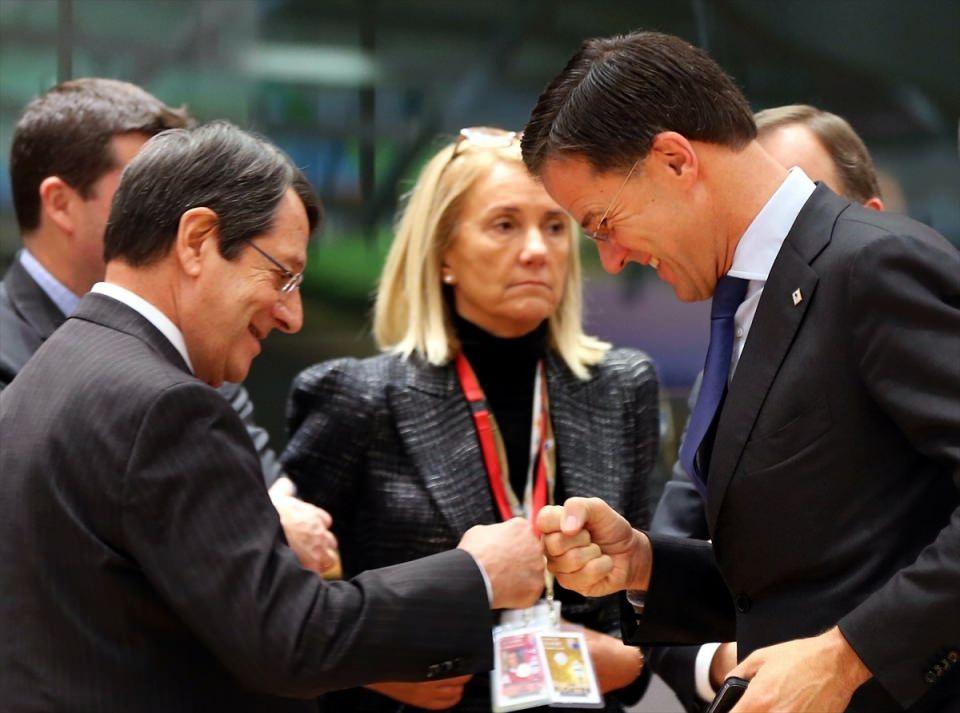 <p>Avrupa Birliği (AB) devlet ve hükümet başkanlarının katılımıyla Liderler Zirvesi'nin ikinci gün oturumları Brüksel'de başladı. Toplantıya Güney Kıbrıs Rum Yönetimi Lideri Nikos Anastasiadis (solda) ile Hollanda Başbakanı Mark Rutte (sağda) de katıldı.</p>

<p> </p>
