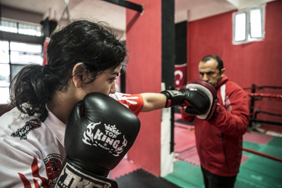 <p>İrem'le 8 yıldır çalıştıklarını anlatan Dağlıoğlu, ''Sabah ve akşam olmak üzere günde 4 saat antrenman yapıyoruz. İrem muay thai, kick boks, boks olarak üç branşta şampiyon olup, bizleri gururlandırdı. Birçok kez madalya kazanan kızımız muay thai'de üç kez dünya şampiyonu oldu. Daha büyük başarılar için çalışmalarımızı sürdürüyoruz." diye konuştu.</p>

<p> </p>
