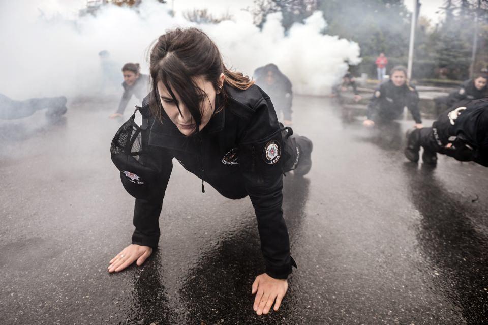 <p>Bu sırada kendini kalkanlar ile koruyan polis ise biber gazı be sis bombası ile eylemcilere müdahale ediyor. </p>