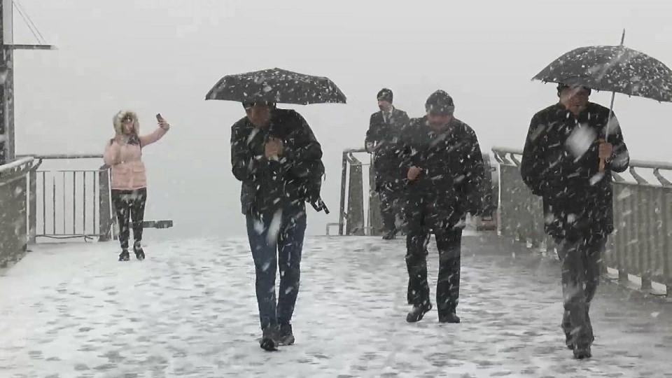 <p> Türkiye genelinde sıcaklıkların 2 ila 8 derece düşeceği tahmin edildi. İstanbul'da kar yağışı başladı. </p>

<p> </p>
