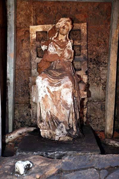 <p>UNESCO'YA BAŞVURULDU</p>
<p>Kalenin UNESCO Dünya Mirası Geçici Listesi'ne alınmasıyla ilgili de çalışmalar başlatıldı. İl Kültür ve Turizm Müdürü Uğur Toparlak, kalede bulunan eserlerin Ordu'ya yapılacak Arkeoloji Müzesi'nde sergileneceğini belirtti. Arkeolojik kazılarda Kibele Heykeli'nin bulunmasının ardından 2 yıldır Kurul Kalesi'nin yoğun olarak ziyaret edildiğini kaydeden İl Kültür ve Turizm Müdürü Uğur Toparlak, "Kurul'da 2010 yılında arkeolojik araştırma kazısı başlattık. Her yıl çalışmalar düzenli devam etti. Kalede Kibele Heykeli'ne ulaştık. Önemli arkeolojik eserlere sahip olduk. Bu yıl da 'Kibele'nin partneri' diye bildiğimiz iki eğlence tanrıçası bulduk. Kültür varlığı ve Ordu'nun tarihi adına önemli bulgulara ulaştık. Ordu, Kurul kalesi çalışmasıyla tarihini yeniden yazıyor. Bu eserleri bölgemizdeki en büyük müze olma özelliğine sahip, açacağımız müzemizde teşhir etmeyi planlıyoruz. Müze çalışmaları sürüyor" dedi.</p>