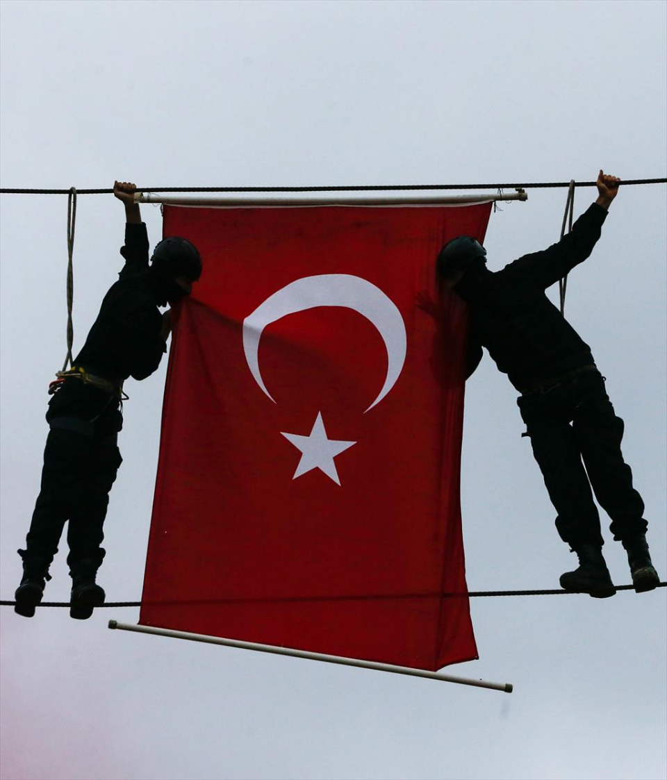 <p>Uzman erbaşların ant içtiği törende, tüfekli hareketler ve çeşitli gösteriler yapıldı. Kadın askerlerin yaptığı hareketler ve gösteriler izleyicilerden büyük alkış aldı.</p>
<p> </p>