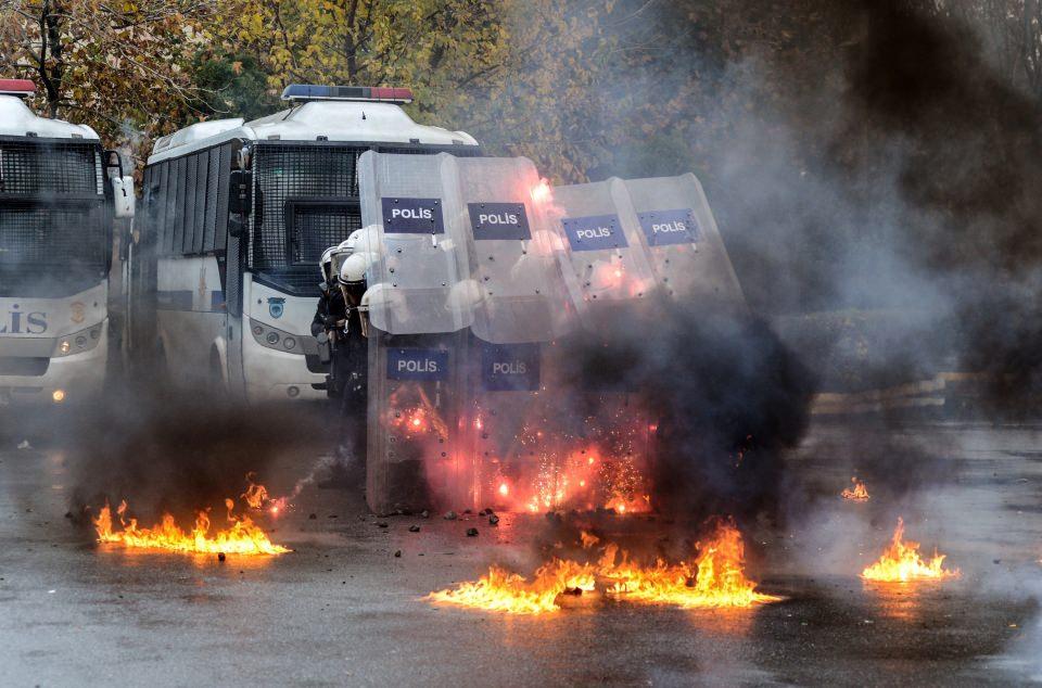 <p> İlk olarak sınıflarda kanunen hangi durumlarda kalabalığa karşı müdahale edilmesi ve kanunların içeriği hakkındaki bilgileri tekrarlanıyor. </p>