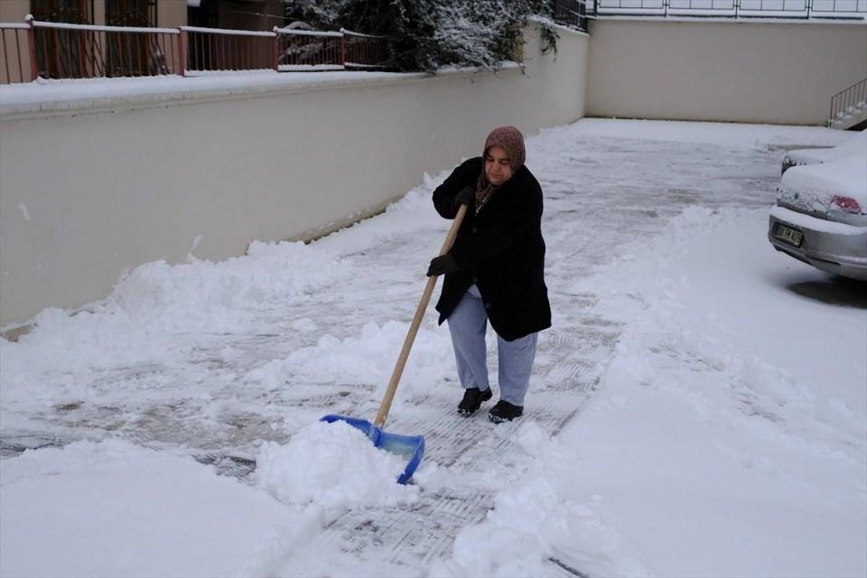 <p>Ankara'da gece başlayan kar yağışı kenti beyaza bürüdü. Vatandaşlar evlerinin önünde biriken karı temizledi.</p>

<p> </p>
