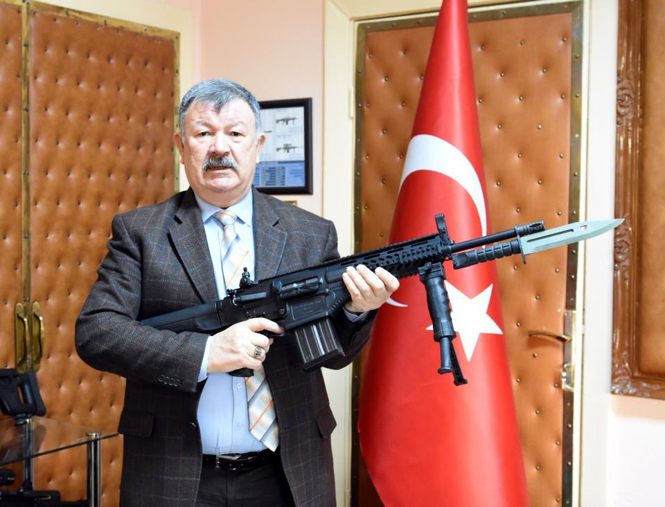 <p>Türkiye'nin gururu haline gelen ve "G-3 gibi etkili, kalaşnikof gibi güvenilir, M-16 gibi pratik" olarak tanımlanan tüfeğin testleri sırasında 1 milyon 100 bin civarında mermi kullanıldı.</p>

<p> </p>
