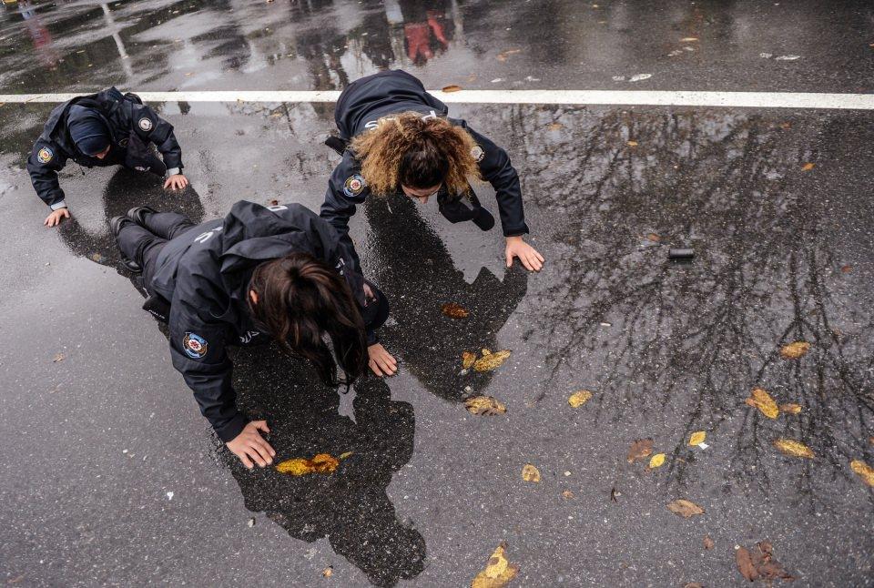 <p>Eğitimde senaryo gereği eylemciler polise karşı direniyor. Görevli polislere saldıran eylemciler, molotof kokteyli, havai fişek ve taş atıyor. </p>