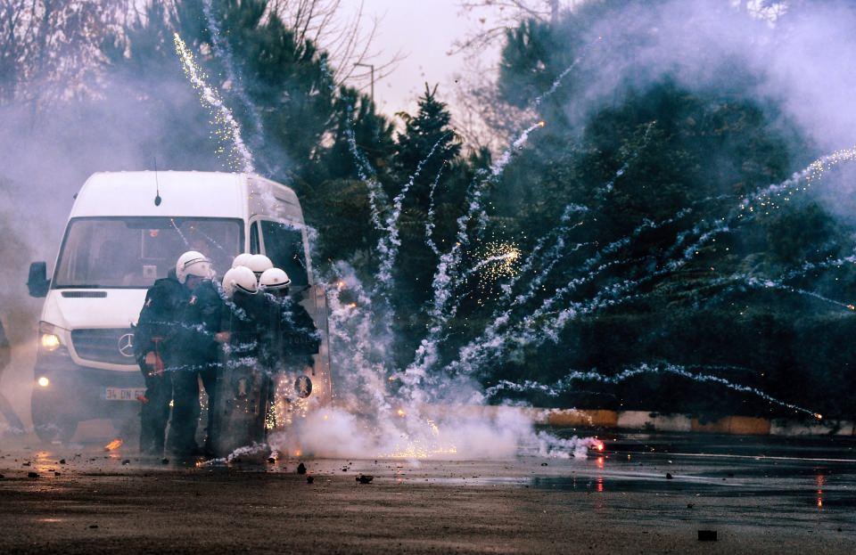 <p> Makyaj yapıyım deseniz, bir süre sonra gidiyor zaten. Saçını düzeltip gelsen ister istemez bir iki saat sonra rüzgardan karışıyor” diye konuştu. </p>