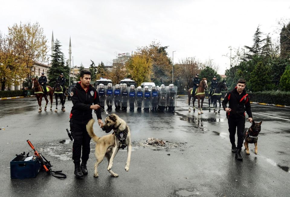 <p>Ancak alışıyorsun saatleri bazen sıkıntı olabiliyor ama insanları ve ortamı olsun gayet güzel. Nöbet tutarken çevrede geçen insanların fazlasıyla ilgisi oluyor. Helal olsun diye yorum yapanlar çok oluyor. </p>